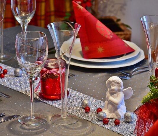 Hoe je een onvergetelijk diner organiseert: tips en trucs