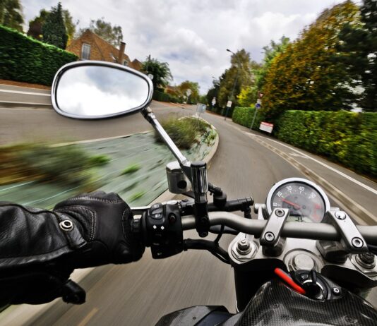 Zakelijk motorrijden: voordelen en verzekeringsopties ontdekken